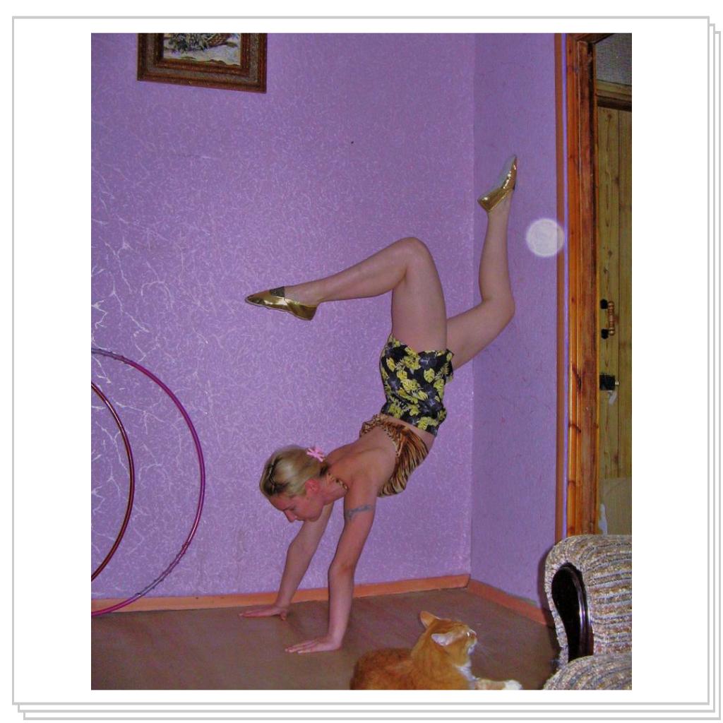 Так Нюша следит за тренировкой!